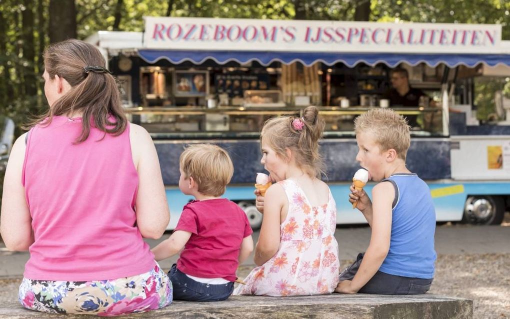 De IJswagen Rozeboom is een begrip op de Gortelse hei. Vanwege het zomerweer draait de ijsverkoop overuren. beeld André Dorst