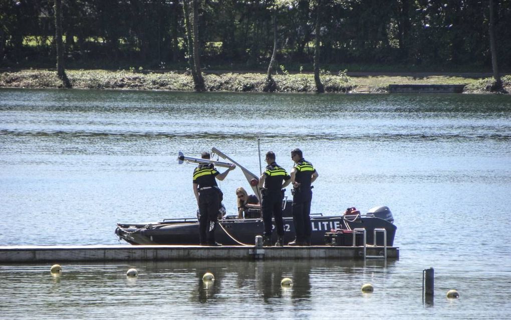 Met hulp van een sonarboot vond de politie in mei het lichaam van een 21-jarige Eritreeër in een recreatieplas in Winterswijk. Geregeld verdrinken migranten zonder zwemervaring. beeld ANP, Ginopress