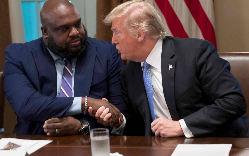 President Trump ontving woensdag voorgangers uit de binnenstad van Washington. Foto: Trump met pastor John Gray van de Relentless Church. beeld AFP, Jim Watson