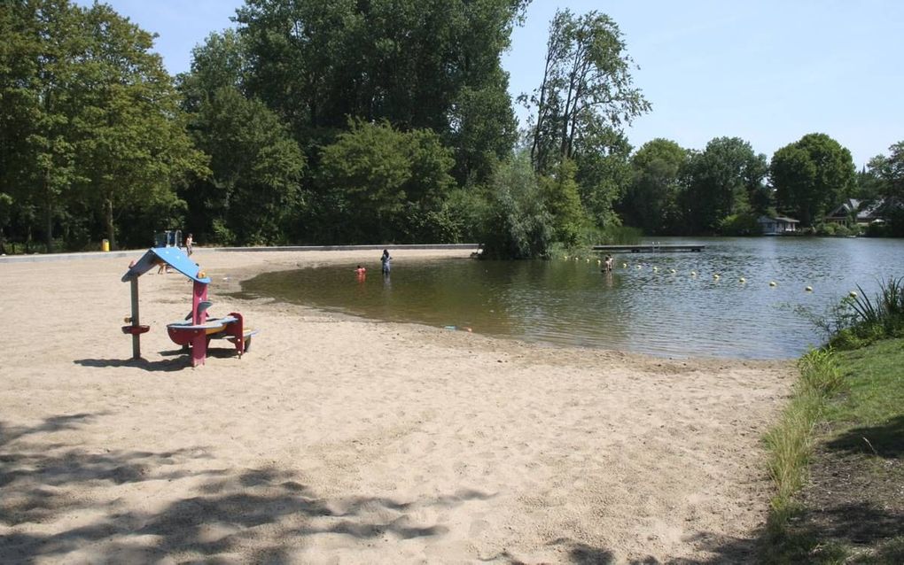 Alblasserdammers kunnen voorlopig nog geen duik nemen in de vernieuwde recreatieplas Het Lammetjeswiel. Er zit blauwalg in het water. beeld André Bijl