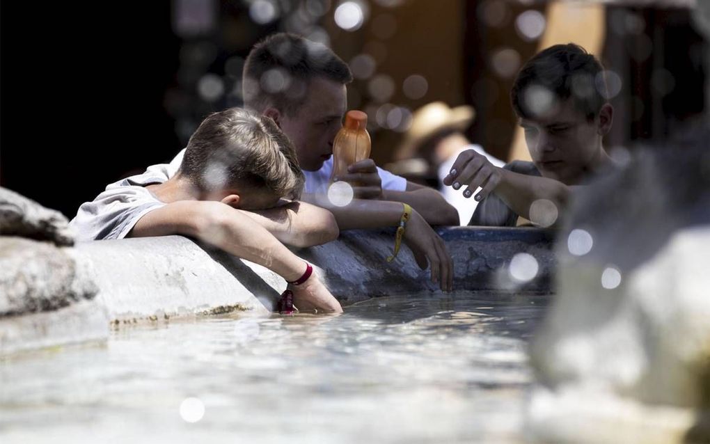 Jongeren bij een fontein in Rome, deze week. De jongens op de foto houden geen verband met het thema. beeld EPA, Massimo Percossi