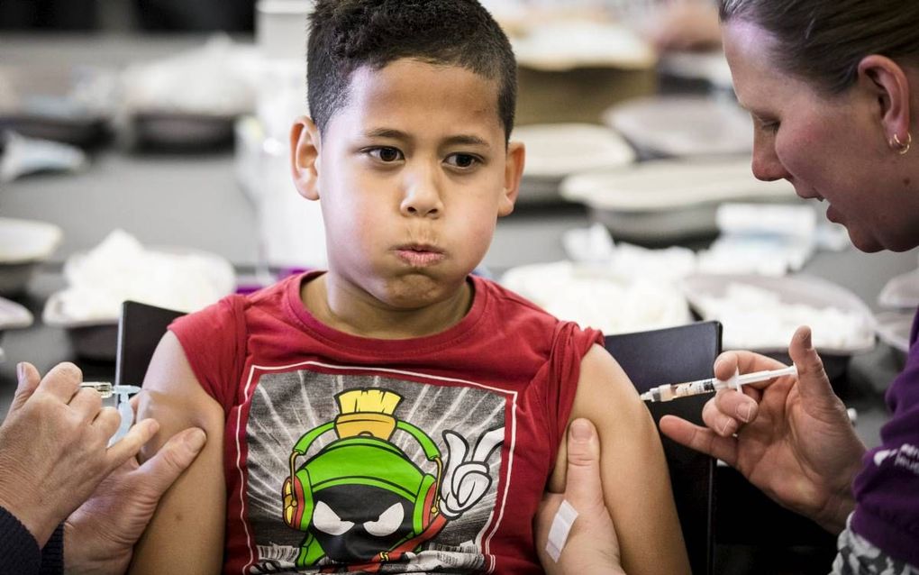 Een jongen krijgt begin april een inenting tijdens een vaccinatiedag in Ahoy. beeld ANP, Bart Maat