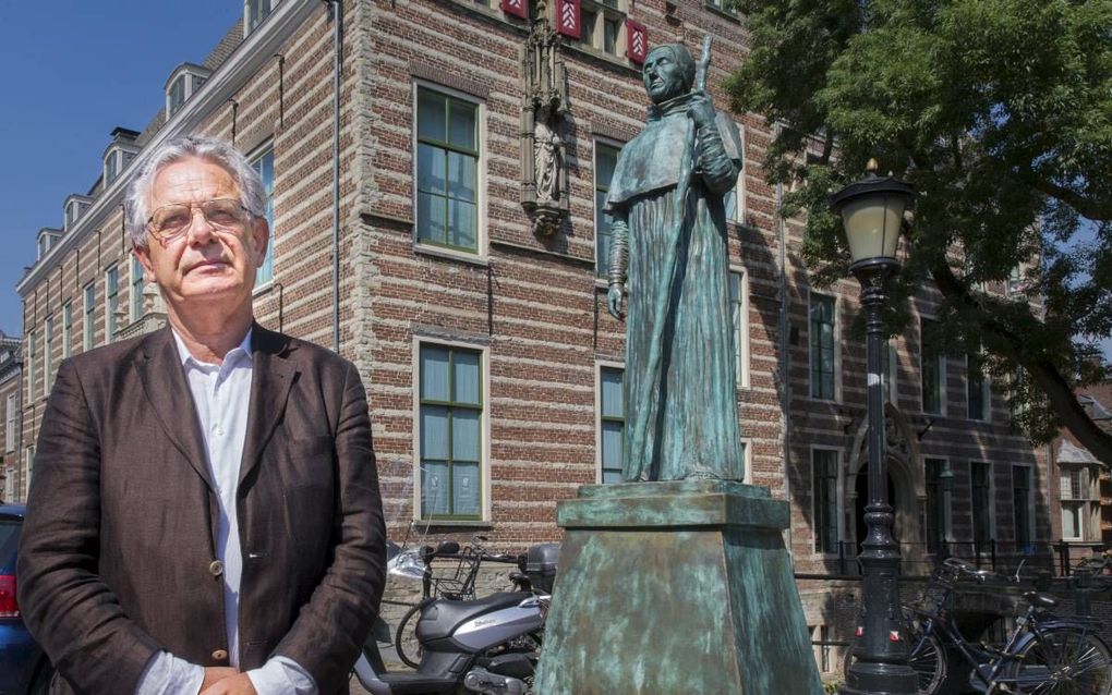 Biograaf Twan Geurts bij het standbeeld van de enige Nederlandse paus, de Utrechter Adriaan Floriszoon Boeyens, oftewel paus Adrianus VI. beeld RD, Henk Visscher