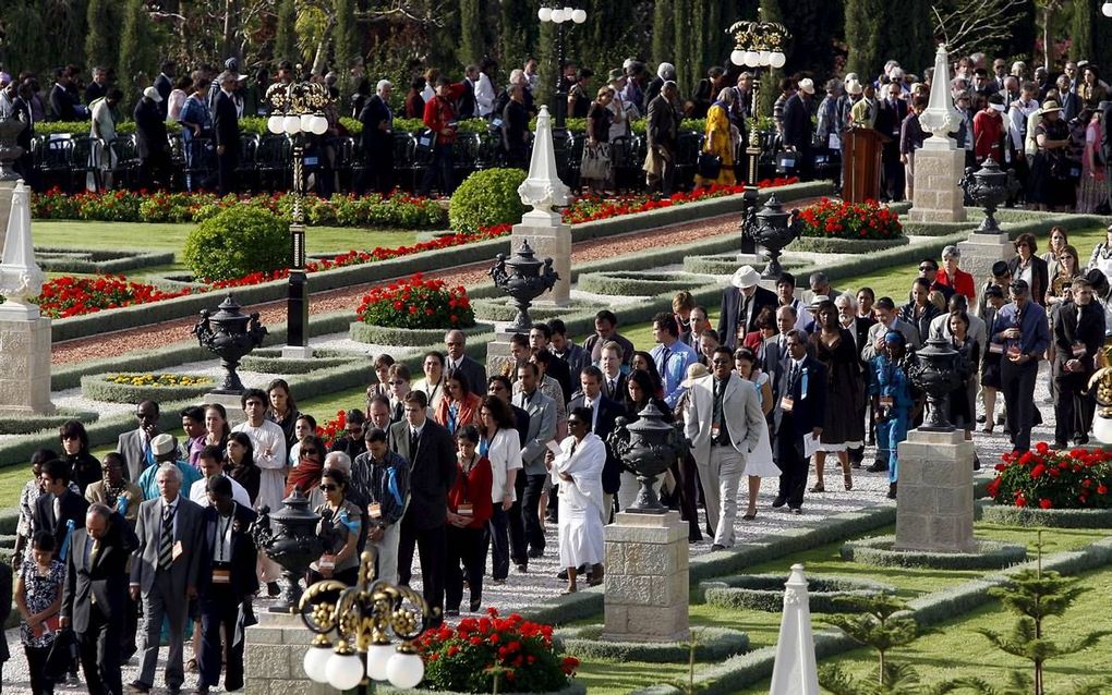 Bahai’s bezoeken tijdens hun feest Ridván het graf van hun leider in Haifa, Israël. beeld news.bahai.org