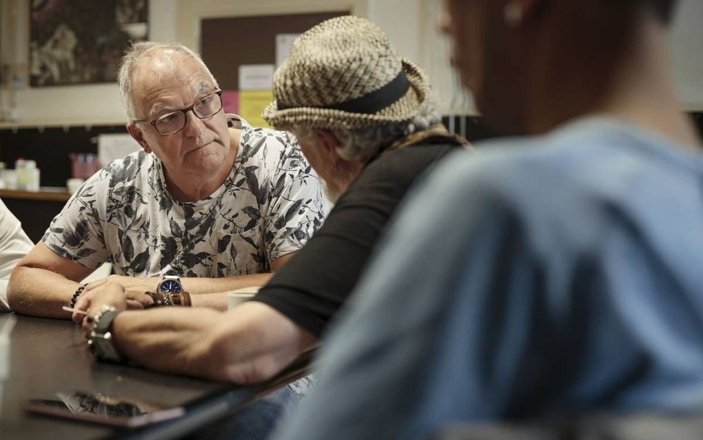 Drugspastor Mark Lieshout in gesprek. beeld Eran Oppenheimer