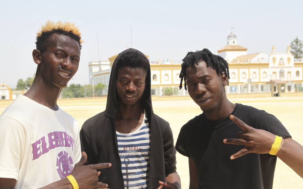 Ousmane (l.) en Mamadali (r.) met een vriend voor het pas geopende opvangcentrum El Campano in Chiclana. beeld Lex Rietman