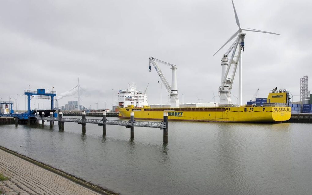 De Eemshaven was ontworpen als industriehaven maar richtte zich later op overslag.  beeld RD, Henk Visscher