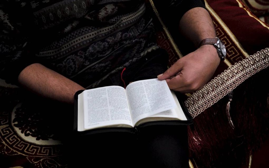 Mehdi Daniel (26) is lid van de ondergrondse kerk in Marokko. Alleen zijn Bijbel mag op de foto worden gezet. beeld Jaco Klamer