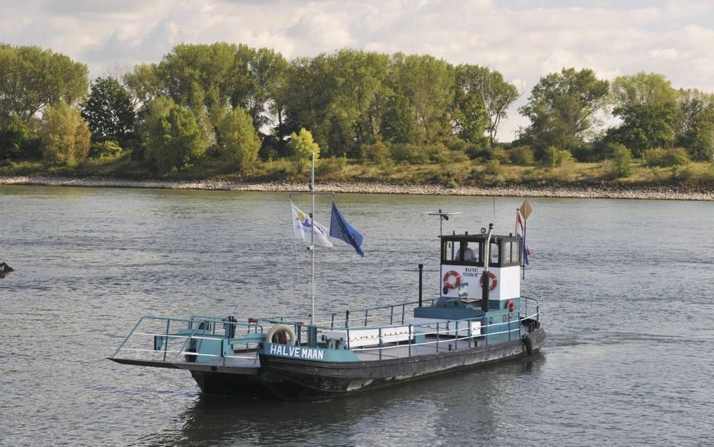 Door het extreem lage water is het voet- en fietsveer tussen Millingerwaard en Doornenburg (foto) deze dagen uit de vaart. beeld Kievits Veerdiensten