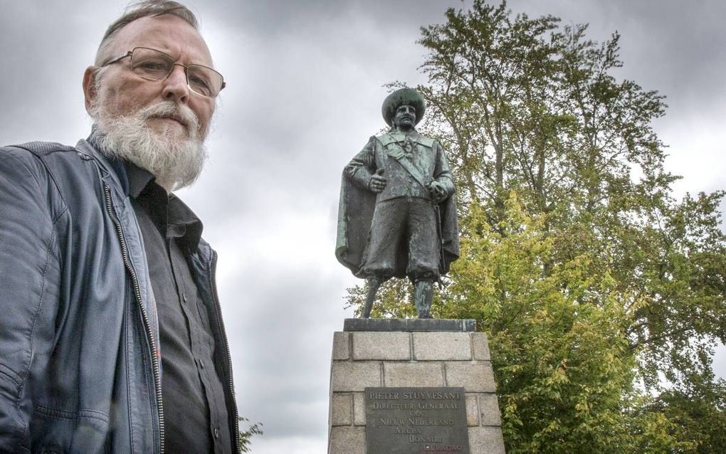 Voormalig ambtenaar Jan de Vries uit Wolvega vindt dat het standbeeld van Peter Stuyvesant moet blijven. beeld RD, Henk Visscher