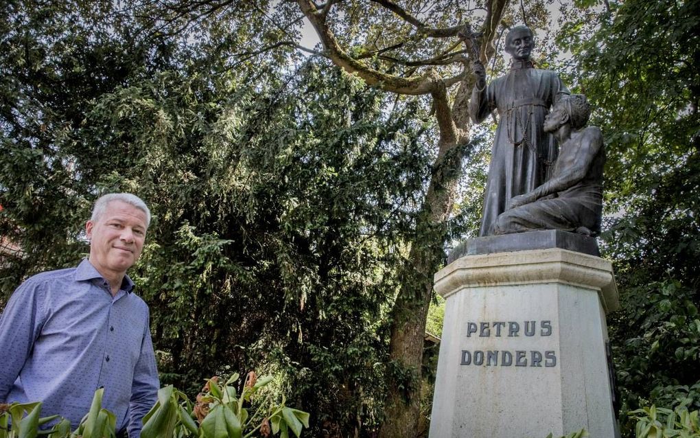 Ronald Peeters, voormalig hoofd van het Stadsmuseum Tilburg, bij het beeld van Peerke Donders. Het beeld riep weerstand op, maar Peeters vindt het juist passend. beeld RD, Henk Visscher