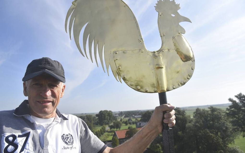 Jan Bakker met de blinkende haan van Oldelamer. beeld Lenus van der Broek