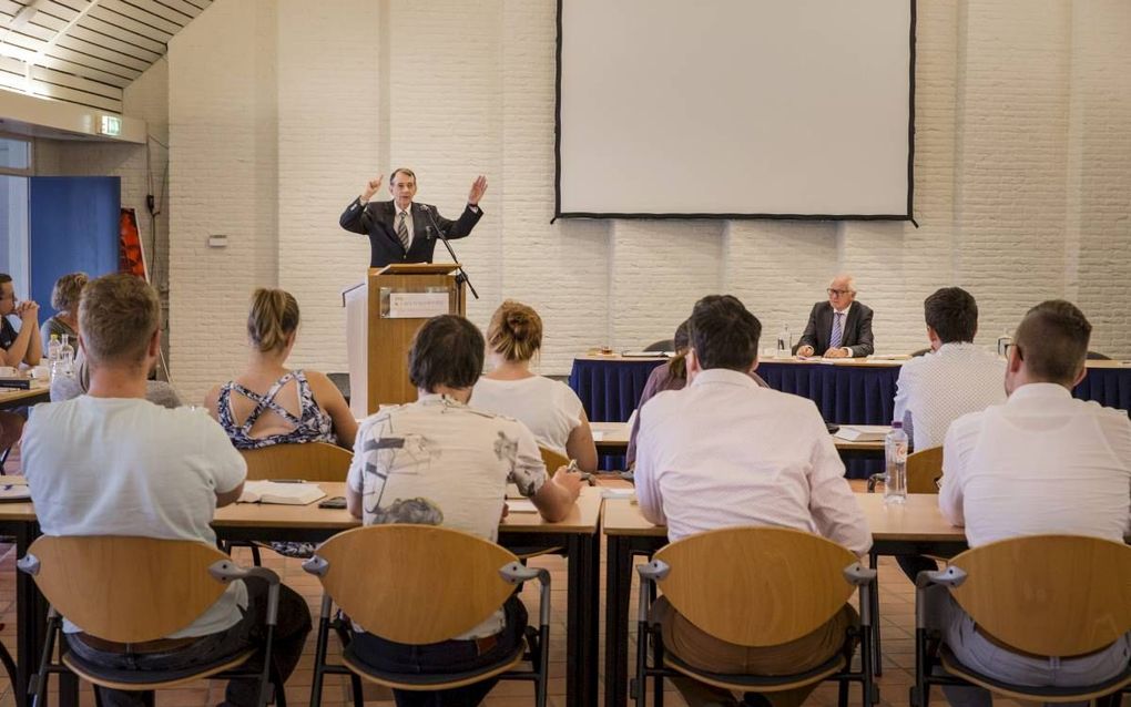 Prof. dr. T. M. Hofman sprak dinsdag in Elspeet tijdens een studieweek van de Gereformeerde Bond. beeld RD, Henk Visscher