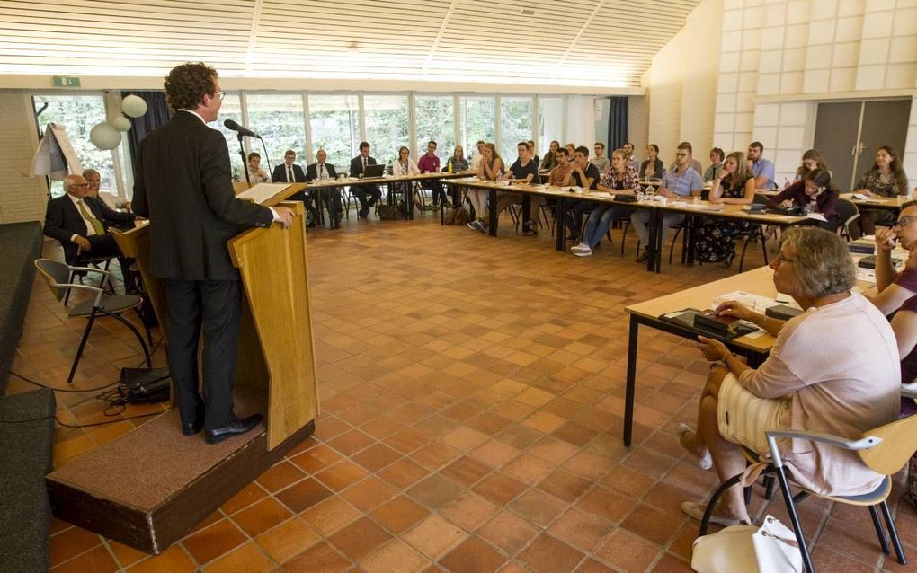 Dr. P. Veerman uit Katwijk aan Zee hield donderdagmiddag in Elspeet een lezing voor theologiestudenten van de Gereformeerde Bond. beeld RD, Anton Dommerholt