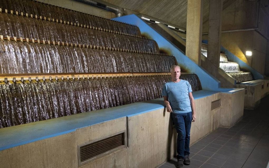 Wim de Ridder van Vitens in de zogeheten cascadehal van de waterzuivering in Zoelen. Hier wordt het water belucht zodat er zuurstof bij komt, en gezeefd - waarbij het zogeheten ijzerslib overblijft. beeld Niek Stam