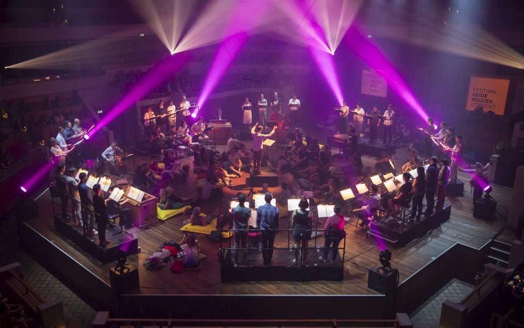 Jongeren luisteren liggend naar Le Concert Spirituel onder leiding van Hervé Niquet tijdens een uitvoering van renaissancemuziek op het Utrechtse Festival Oude Muziek 2017. beeld Marieke Wijntjes