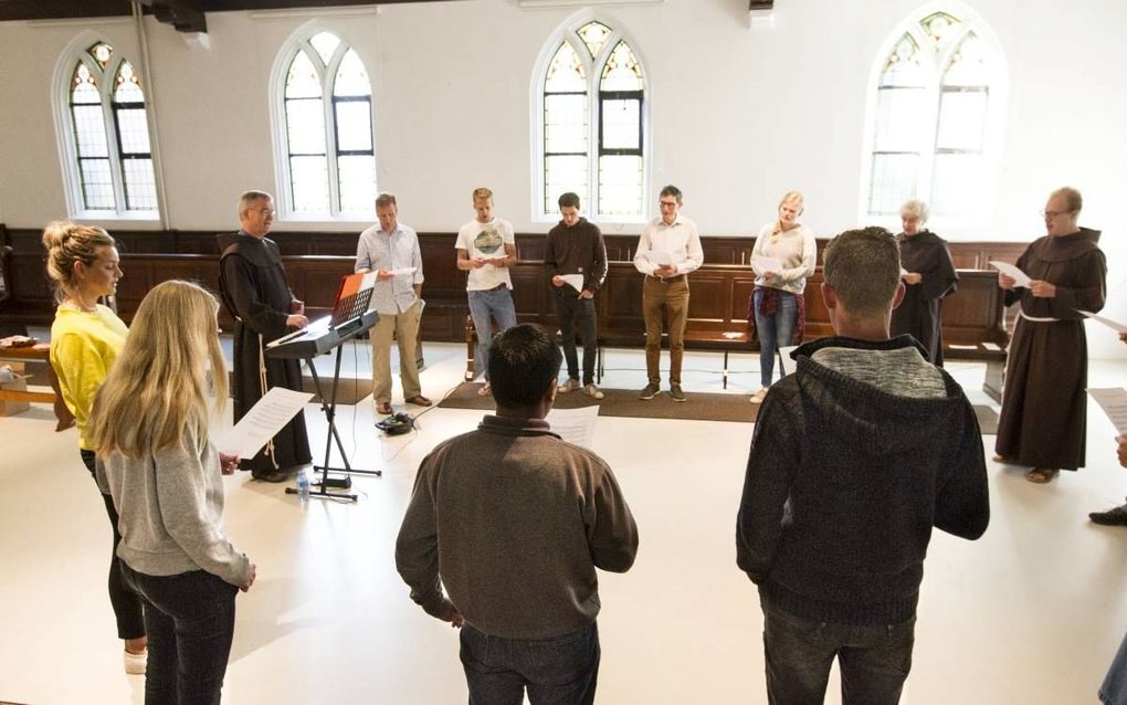 Broeder Fer uit Amsterdam geeft een zangworkshop op het kloosterfestival. beeld RD, Anton Dommerholt