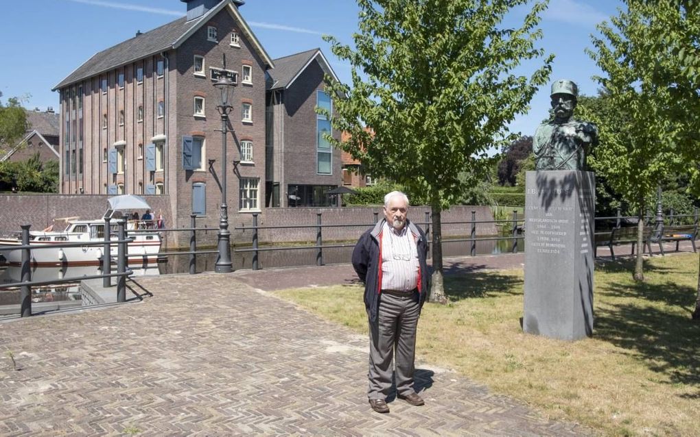 De Coevordense geschiedschrijver Ger Kleis bij het monument van Van Heutsz in de haven van hun beider geboortestad. beeld Sjaak Verboom