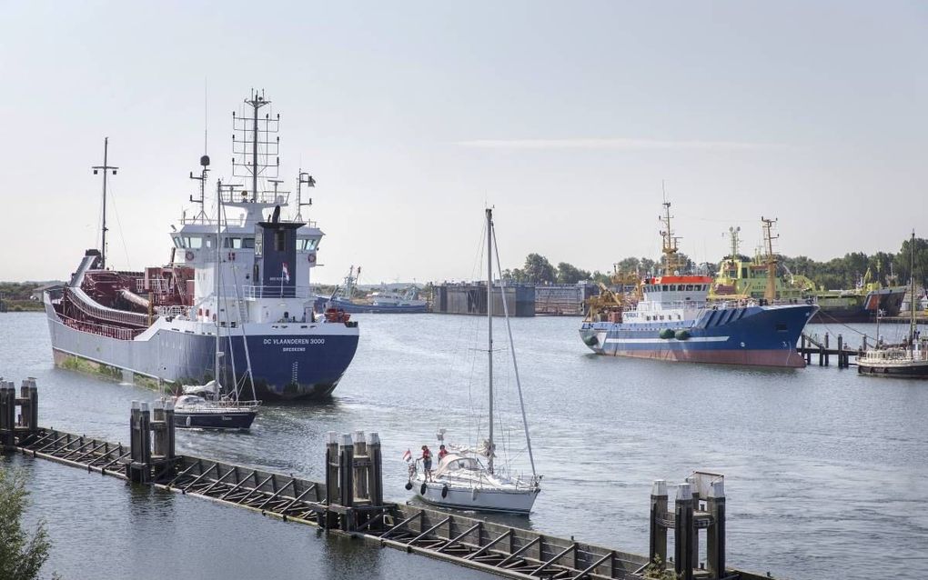 Zicht op de Binnenhaven vanaf de Goereese Sluis. Op de achtergrond het oliebestrijdingsvaartuig Arca van de Kustwacht.  beeld RD, Henk Visscher