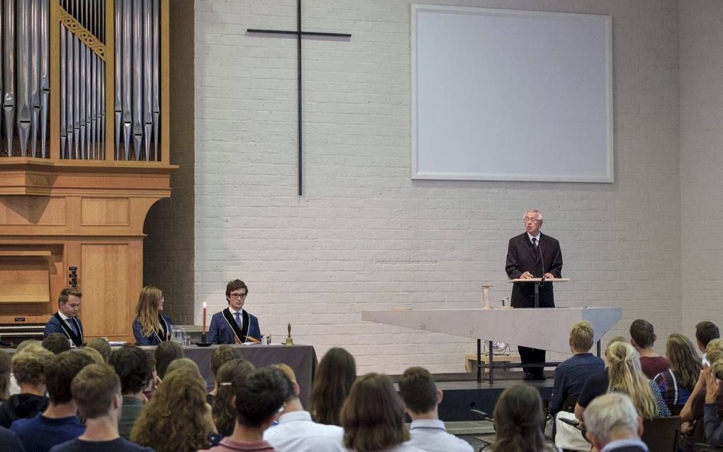 Prof. dr. A. van Nieuw Amerongen hield donderdag in Utrecht een referaat over wetenschap en wijsheid. „Het kenmerk van geloof is ootmoed.” beeld Sjaak Verboom