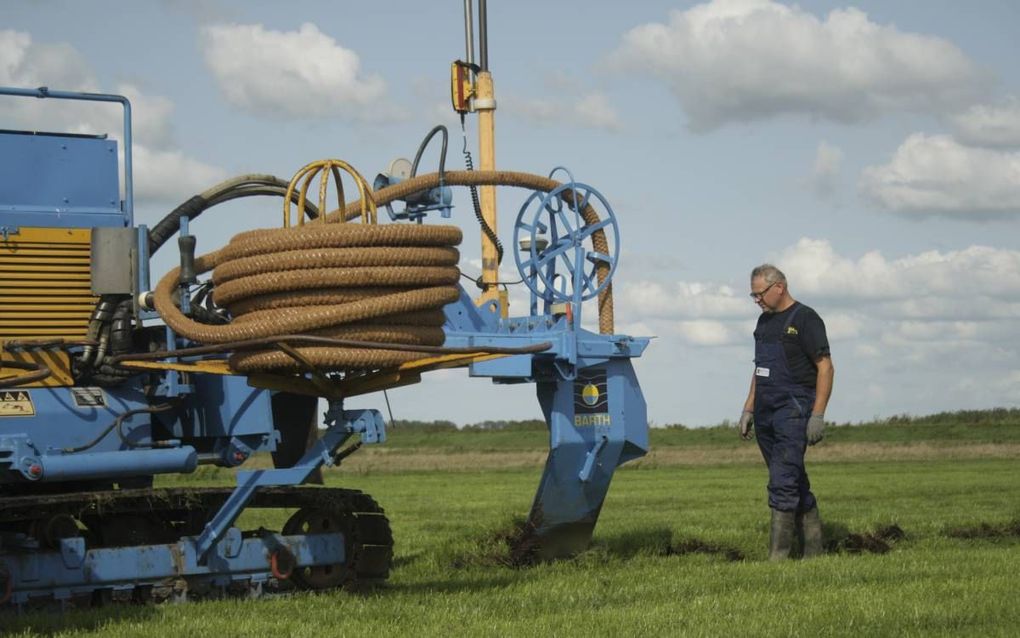 In de buurt van Driebruggen werd donderdag een ondergrondse waterbuis aangelegd in de strijd tegen bodemdaling. beeld Frans-Jan Snoek