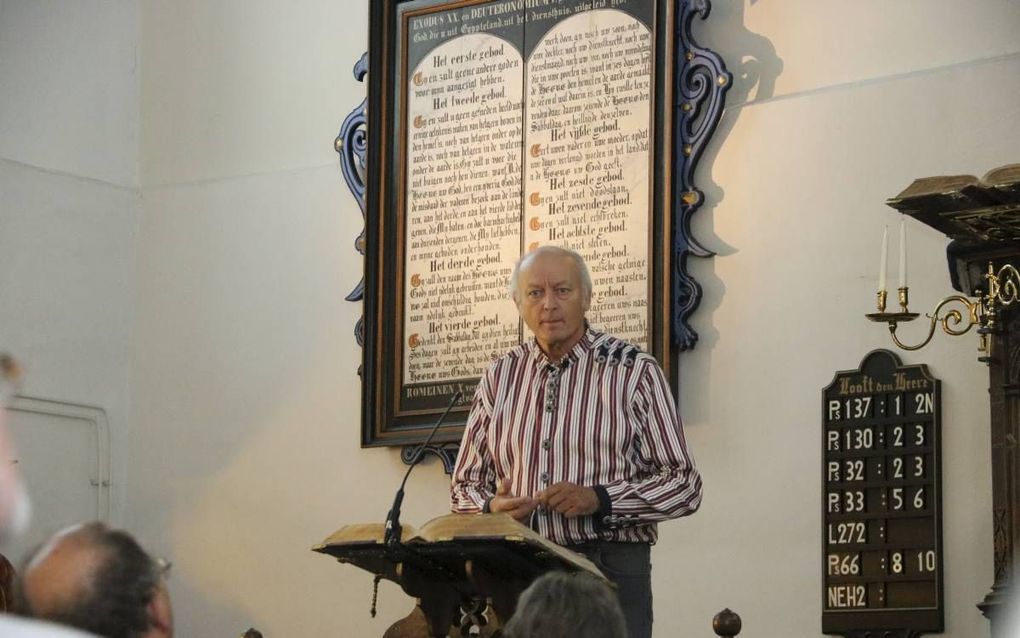 Verhalenverteller Bart Reindersma sprak vrijdagavond in de hervormde kerk van Bunschoten over de ontruiming van Schokland.  beeld Sjaak van de Groep