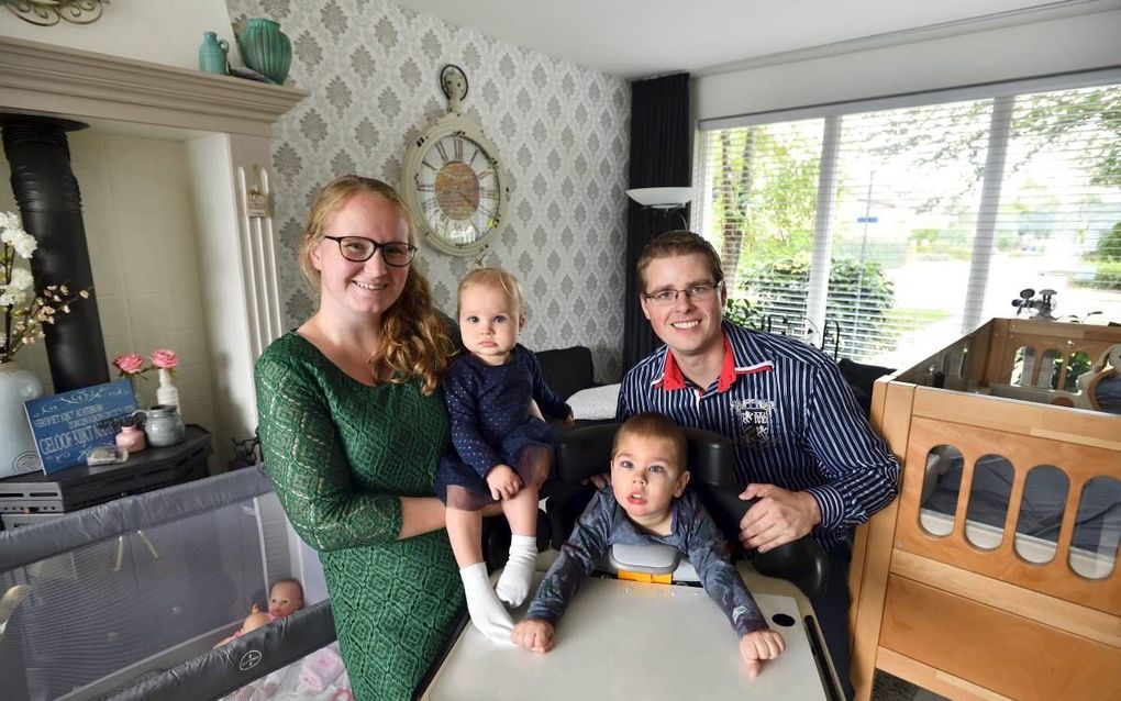 De familie Verhagen in hun woonkamer, die boordevol staat met onder meer Nathans grote box (r.), zijn statafel, waarin hij staat, en een kleine box voor zijn zusje, Rebecca (l.). beeld Erald van der Aa