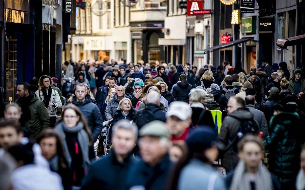 De Vereniging Zondagsrust constateert dat de laatste jaren op zondag steeds vaker een massaal publiek naar winkelstraten wordt getrokken. beeld ANP, Bart Maat