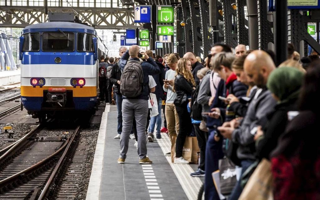 De politie boekt succes met de inzet van spotters om verdachte gedragingen van mensen in menigten te signaleren. beeld ANP, Sem van der Wal