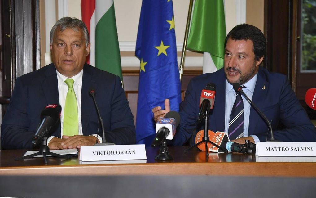 De Italiaanse minister van Binnenlandse Zaken, Matteo Salvini (r.), ontving vorige week de Hongaarse premier Viktor Orbán. Die negeerde tijdens zijn bezoek premier Giuseppe Conte en sprak enkel met Salvini. beeld EPA, Daniel Dal Zennaro