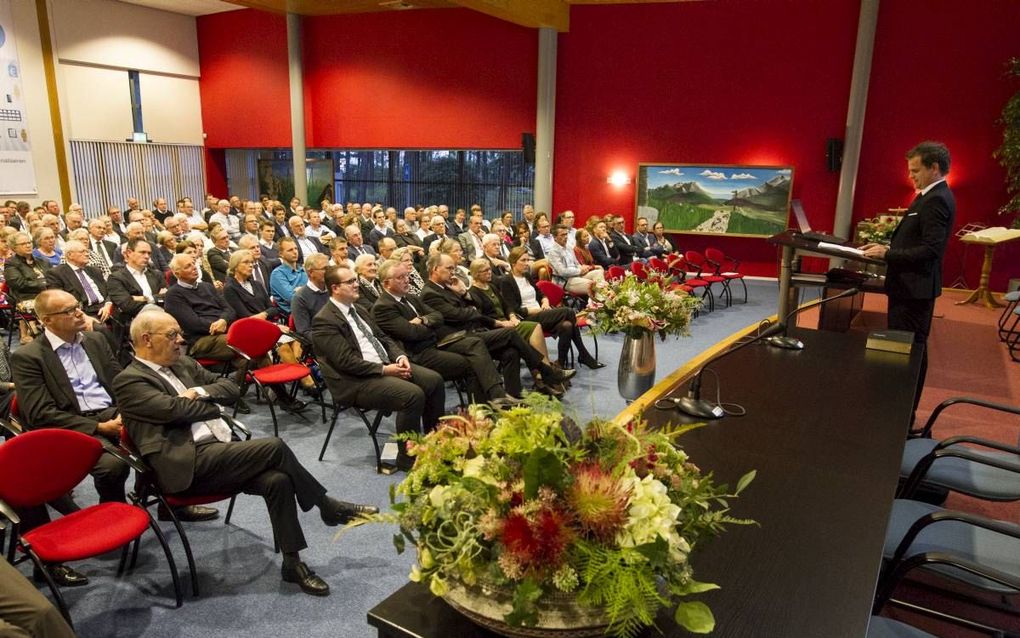 In het gebouw van de Erdee Media Groep presenteerde Bart Bolier (achter de katheder) donderdagavond zijn boekje ”Kersten in kleur”. „Ik probeer een eerlijk beeld van de predikant te schetsen.” beeld RD, Anton Dommerholt