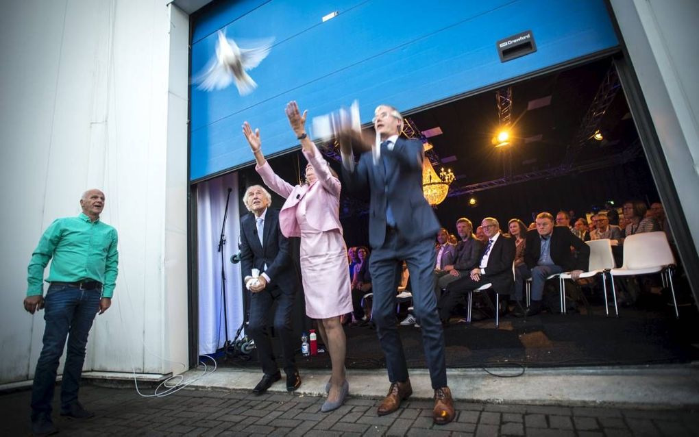 Minister Slob verrichte vrijdagavond de opening van een nieuw bedrijfspand voor de christelijke tv-zender Family7. Er werden zeven duiven losgelaten als symbool voor de missie van de omroep om het Evangelie te verspreiden. beeld Carel Schutte