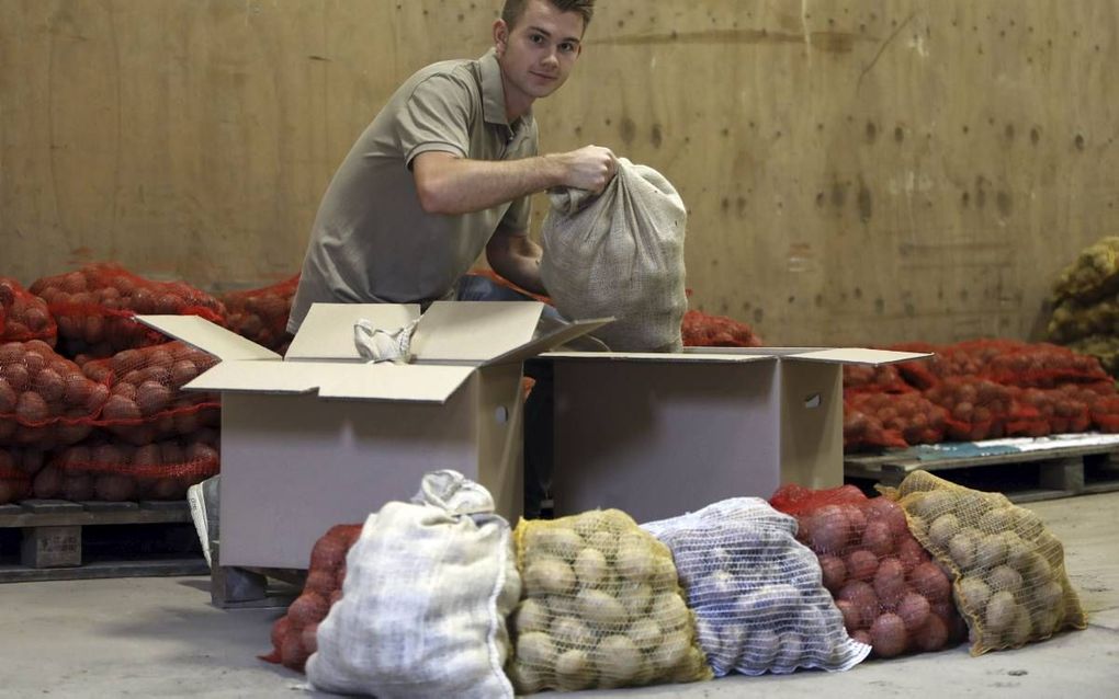 Dirk Jan van Lonkhuyzen uit Randwijk heeft een webwinkel in tafelaardappelen. Hij doet de piepers in jutezakken, die hij vervolgens in dozen verzendt. beeld VidiPhoto