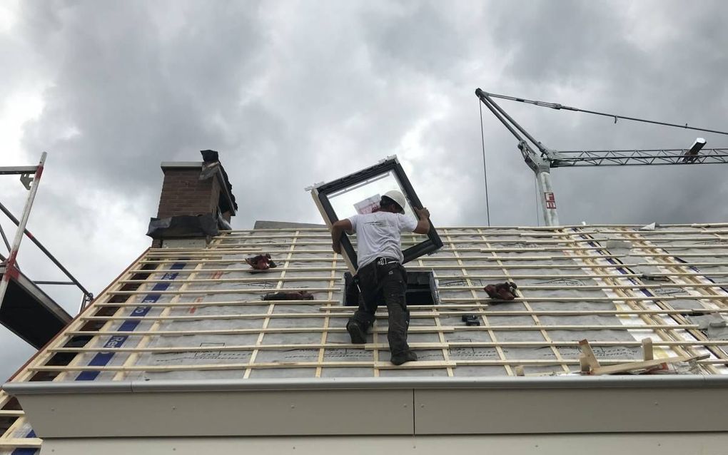 In Eindhoven werd maandag het eerste VELUX dakraam geplaatst dat vervaardigd is van hergebruikt hout, afkomstig uit oude Rotterdamse huizen. beeld RD