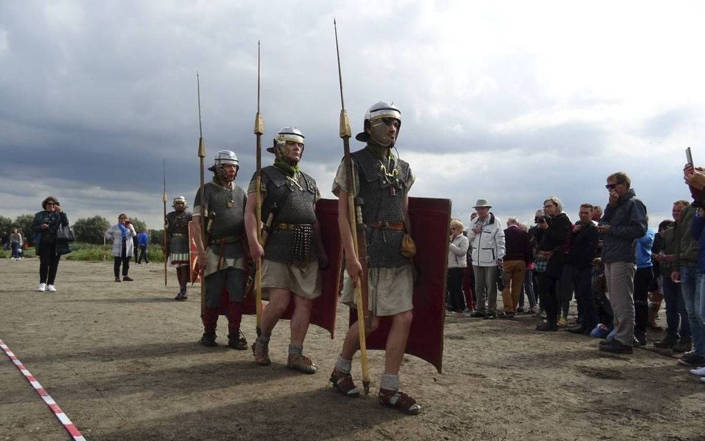 Acteurs verkleed als Romeinen marcheerden zaterdag over de Romeinse weg in Utrecht. De weg bestaat uit een mengsel van zand, grind en klei. beeld Erfgoed Gemeente Utrecht