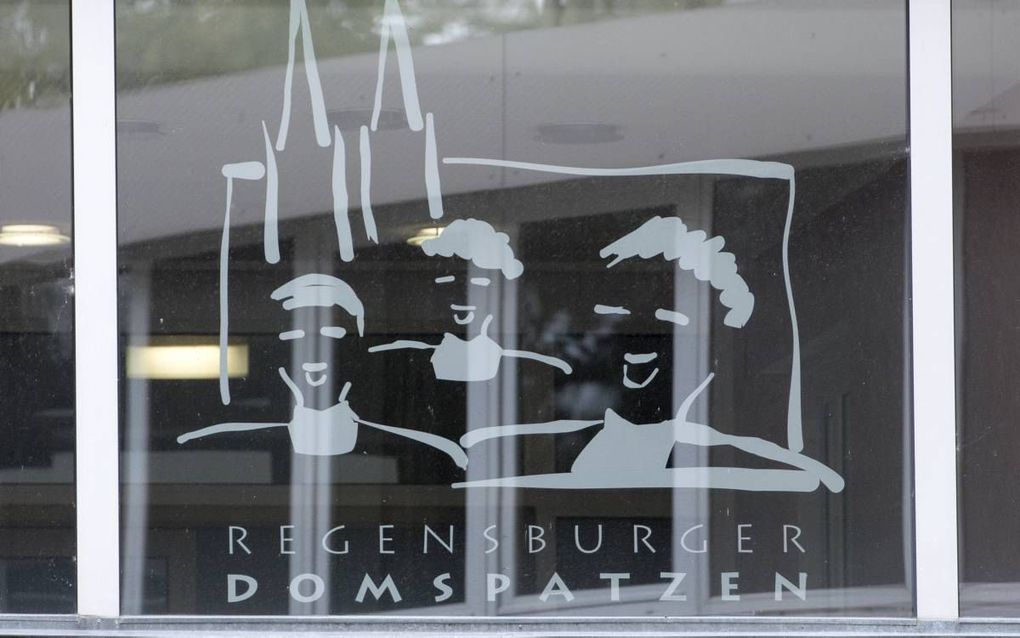 Logo van de Regensburger Domspatzen, een rooms-katholiek jongenskoor uit de Zuid-Duitse stad Regensburg. Het kwam vorig jaar in het nieuws toen bleek dat er in het verleden honderden jongens seksueel misbruik waren. beeld AFP, Armin Weigel