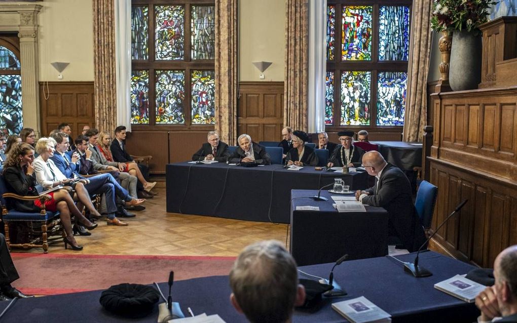 Promovendus ds. A. Goedvree (in het midden aan de tafel): „In al het theologiseren over de wedergeboorte komt er een grens van eerbied.” beeld Duncan Wijting