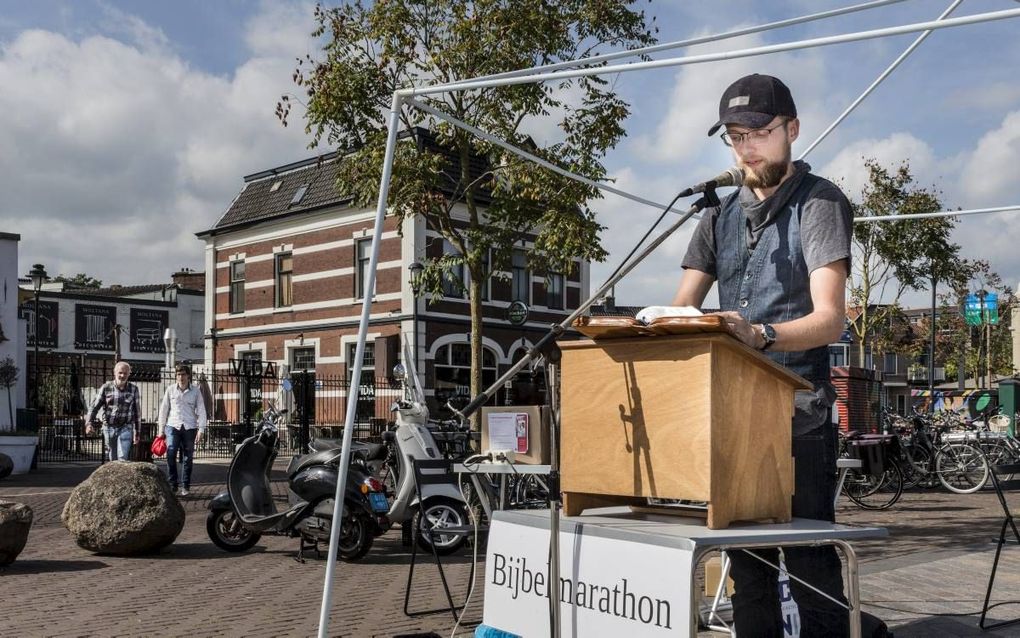 Tijdens de Bijbelmarathon op de markt in Hilversum wordt drie dagen lang tussen negen uur ’s morgens en zeven uur ’s avonds door vrijwilligers uit de Bijbel gelezen. beeld RD, Henk Visscher