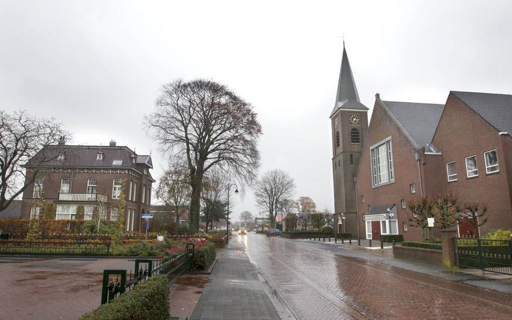 „In de Bijbel lees ik duidelijk dat zorg voor dieren belangrijk is”, zegt SGP’er Henk Slappendel. Hij verlaat de Staphorster raad al na een halfjaar. Foto:  De Dorpskerk van Staphorst.   beeld RD, Anton Dommerholt