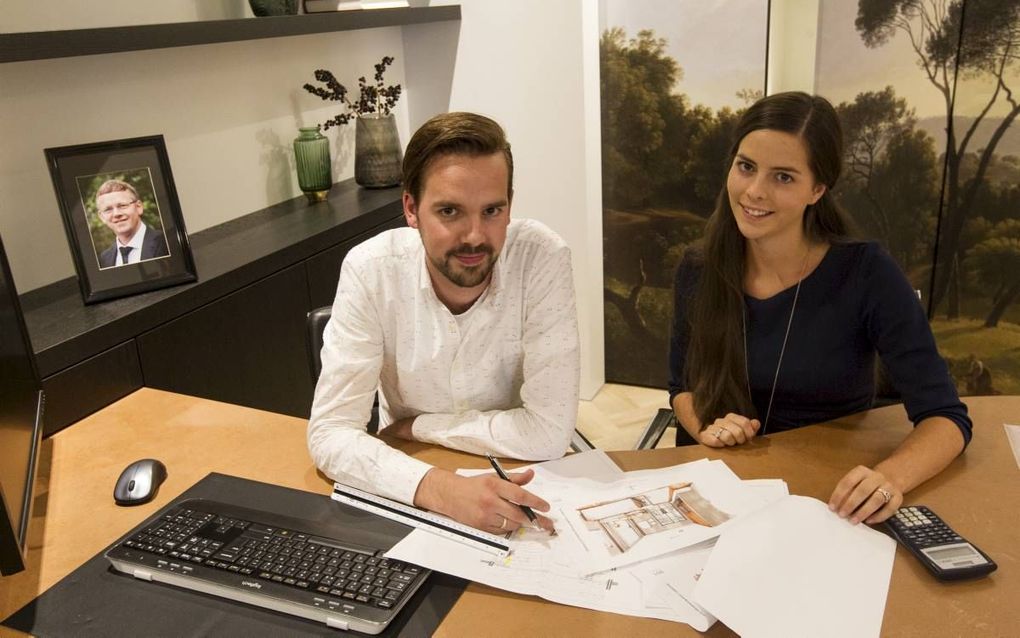 Evert en Lisa van Wolfswinkel uit Barneveld geven sinds het overlijden van hun vader –zijn portret staat in de showroom– leiding aan elkekastopmaat.nl. beeld RD, Anton Dommerholt