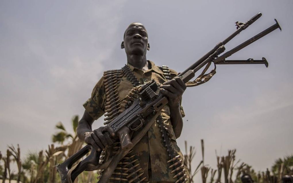 Een Zuid-Sudanese rebel poseert met zijn geweer in de noordelijke regio Leer, maart 2018. beeld AFP, Stefanie Glinski