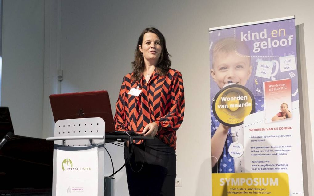 Schrijfster Nieske Selles-ten Brinke sprak vrijdag in Gouda op een symposium over kind en geloof.  beeld Sjaak Verboom