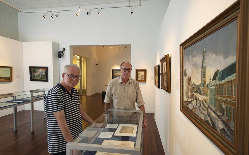 De achterneven René en Theo van Mierlo bij de nieuwe tentoonstelling ”Beeld van een stad” in het Stedelijk Museum Kampen. beeld Freddy Schinkel