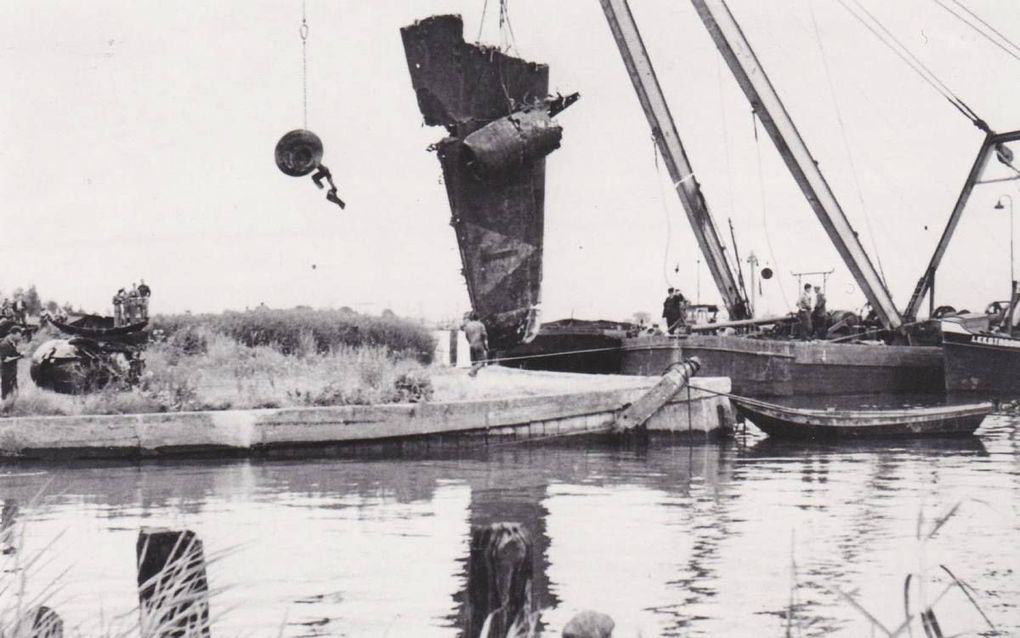 Berging van de Mission Belle uit de Lek op 26 juli 1955.  beeld Ad Korpel/Historische Vereniging  West-Alblasserwaard