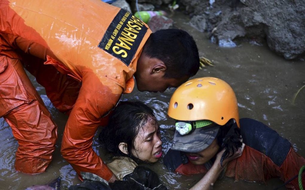 Indonesische reddingswerkers doen al het mogelijke om overlevenden van de tsunami van vrijdag op te sporen.  beeld EPA, Arimacs Wilander