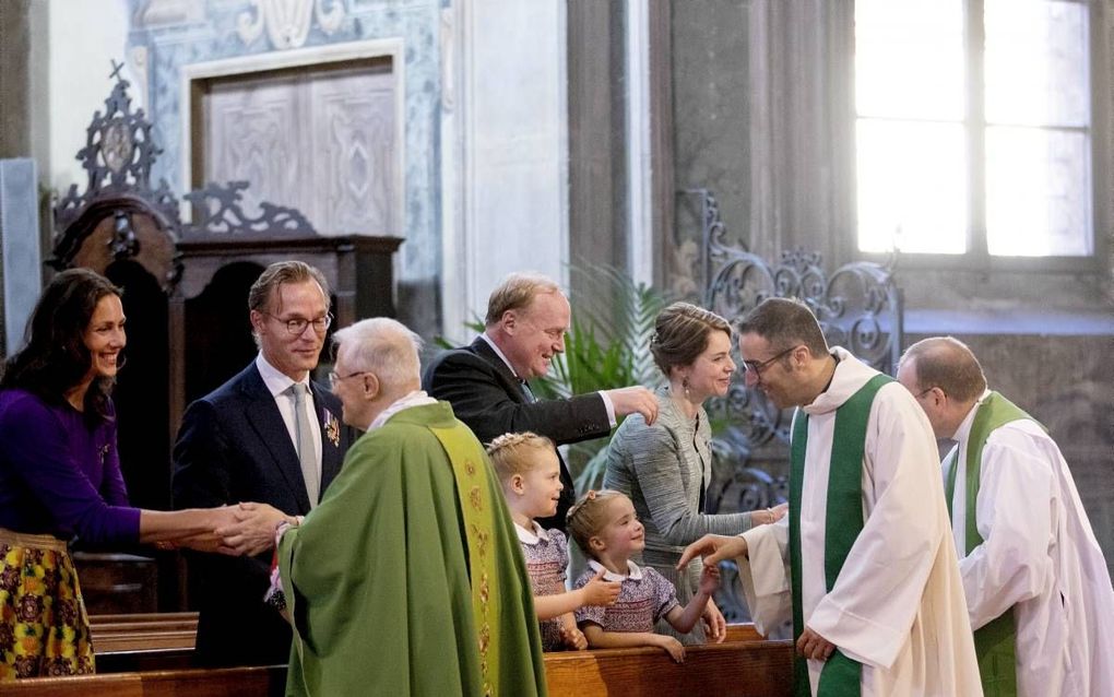 In de kerk in Piacenza woont het gezin van Carlos een mis bij. Ook broer Jaime en diens vrouw Viktória zijn aanwezig. beeld PPE/Nieboer