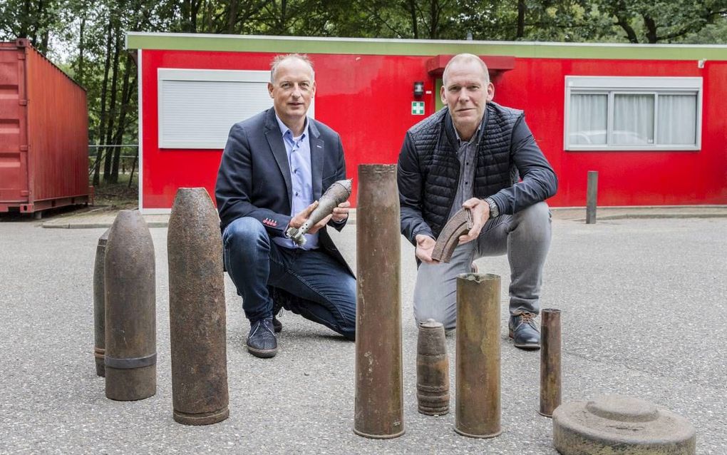 Arjan Leemans (links) met een medewerker op de locatie in Apeldoorn, waar al jaren munitie wordt geruimd. beeld RD, Henk Visscher