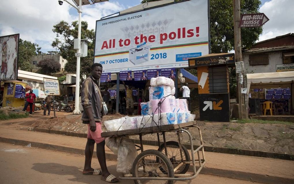 „Allemaal naar de stembus!”: een billboard in Yaoundé, Kameroen. beeld EPA, Nic Bothma
