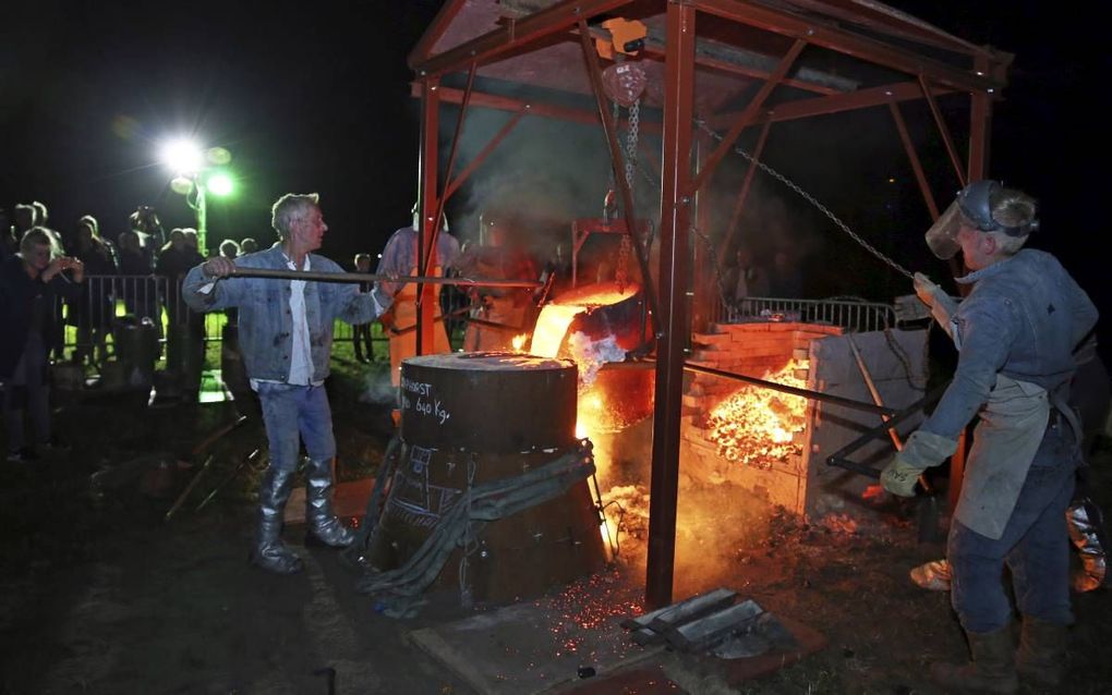 In het holst van de nacht werd in Staphorst een replica gegoten van de Mariaklok, die in de Tweede Wereldoorlog werd geroofd uit de toren van de Grote Kerk. Het kerkgebouw behoort nu toe aan de hersteld hervormde gemeente. beeld Eelco Kuiken