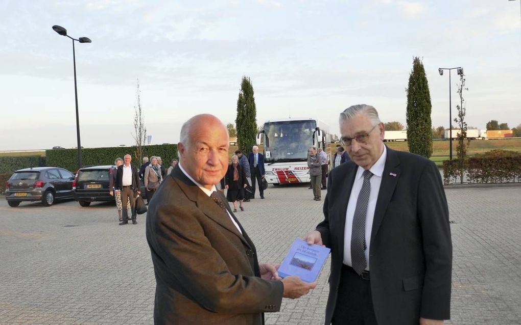 Uitgever F. N. Snoek overhandigt dr. C. R. van den Berg een exemplaar van het door hem geschreven boek over de Zwitserse kerkgeschiedenis. beeld Jan van Reenen